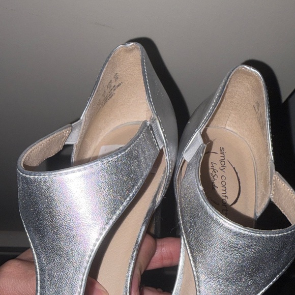 Life stride Women's Silver Sandals 8.5M GUC HOLIDAY PARTY heels NYE - Picture 12 of 16
